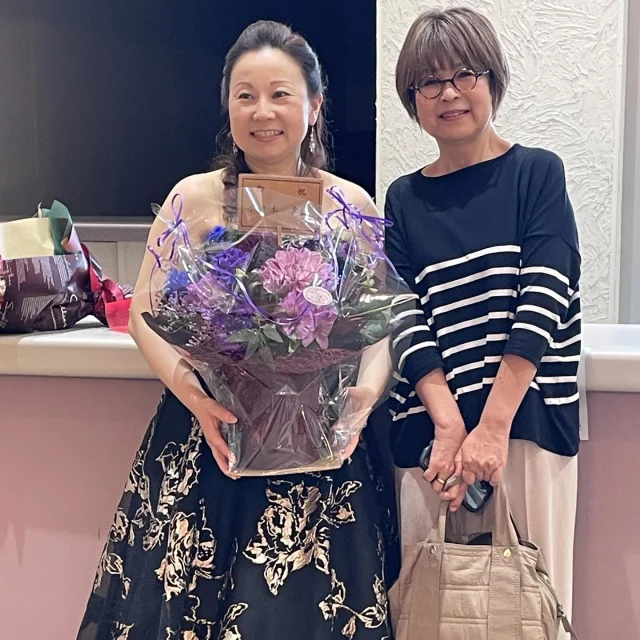渡辺まどか先生の
リサイタルに伺いました

まどか先生の大好きな
紫系のお花をチョイス
♯ハイジの花屋さん
いつもありがとうございます😊

まどか先生の
音楽への真摯な姿勢
いつも尊敬してます

師への尊敬
音楽への愛
音を奏でる幸せ…
に溢れた
素晴らしい演奏でした

すてきな時間を
ありがとうございました

ピアノが弾きたぁい
そんな気持ちで
帰路につきました♡