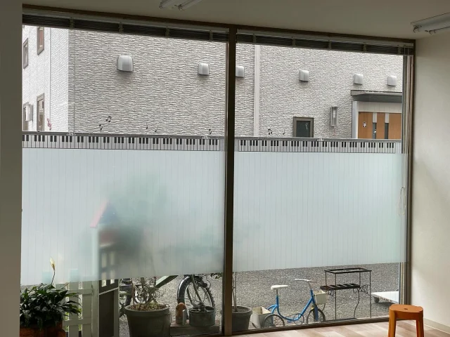 ♯まき音楽教室

かわいい鍵盤ステッカー
やっと見つけて窓に貼りました！

うん！
音楽教室っぽい♡

今日は
誰も気づかなかったけど（笑）
