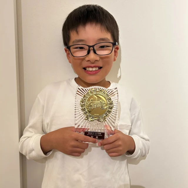 今年の
ヨーロッパ国際コンクールも
無事に終わりました！

昨年のリベンジを胸に
一生懸命頑張ったRくん
見事！銅賞を受賞
嬉しい嬉しい笑顔ですね

おめでとう！

一つの曲に
長い期間向き合う事の
難しさ
大切さ
すばらしさ
いろんなことを感じます

この嬉しさを忘れずに
また一歩ずつ
前に進んで行きましょうね

ずっとずっと
応援してるよ！